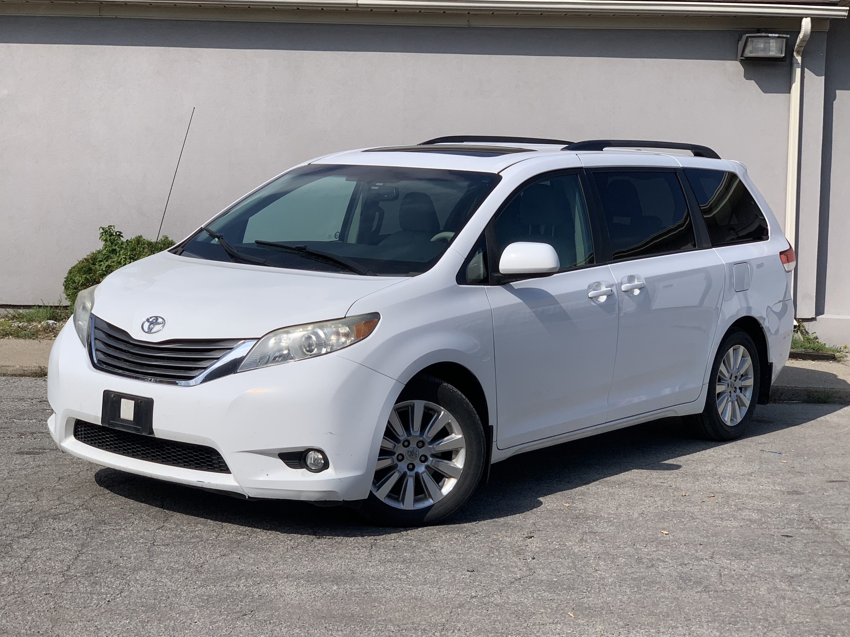 2012 Toyota Sienna 5dr V6 XLE 7-Pass   Captian Seat   Clean Carfax