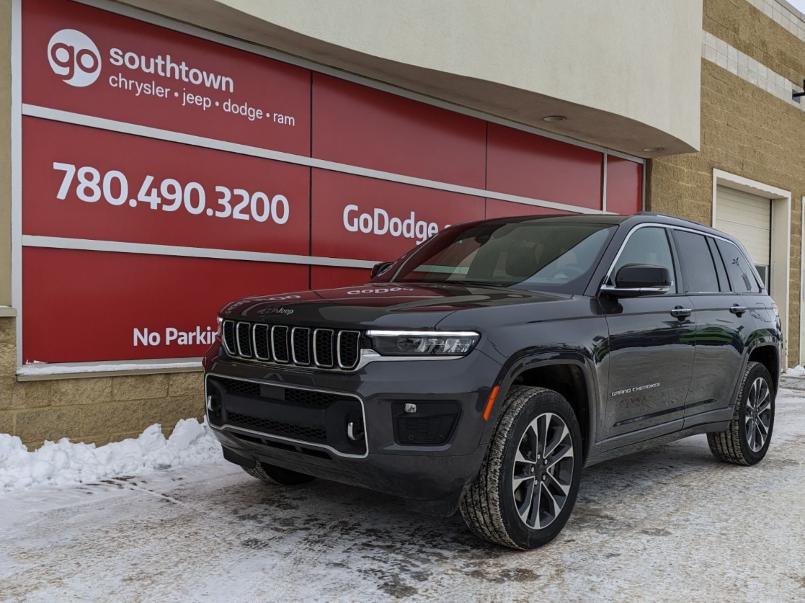 2023 Jeep Grand Cherokee OVERLAND IN BALTIC GREY EQUIPPED WITH A 3.6L V6 , 