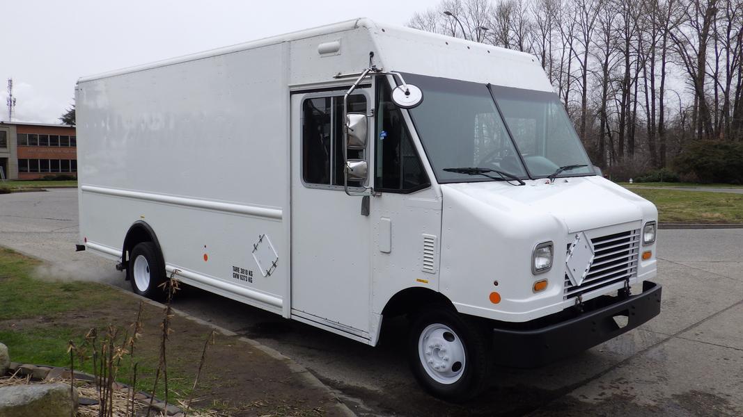 2012 Ford Econoline E-450 Step Cargo Van Dually with Rear Shelving