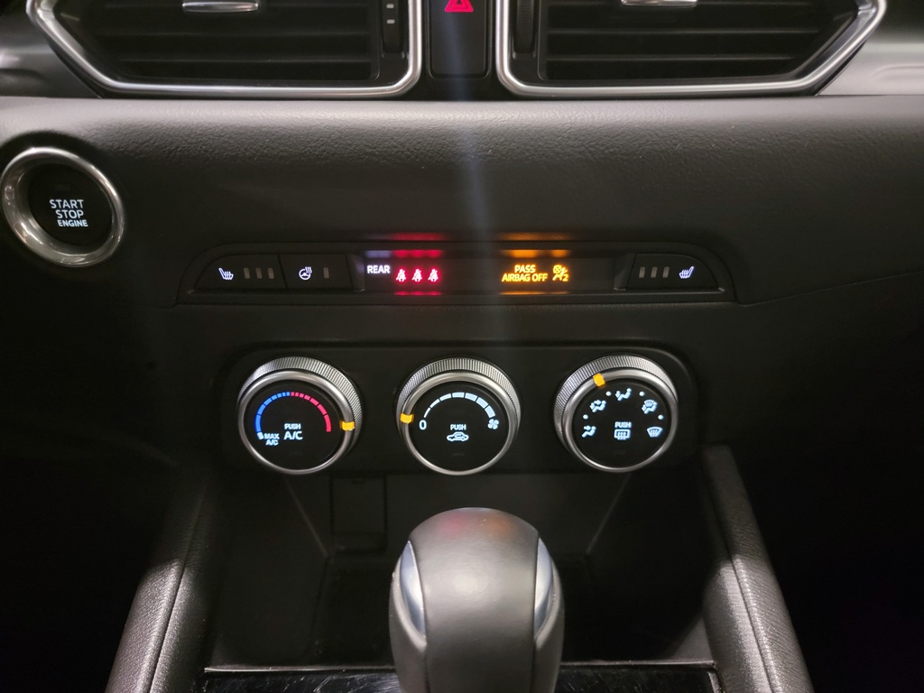 Mazda CX-5 2022 Climatisation, Mirroirs électriques, Sièges électriques, Vitres électriques, Régulateur de vitesse, Sièges chauffants, Intérieur cuir, Verrouillage électrique, Bluetooth, Hayon à ouverture mécanique, Prise auxiliaire 12 volts, caméra-rétroviseur, Volant chauffant, Commandes de la radio au volant