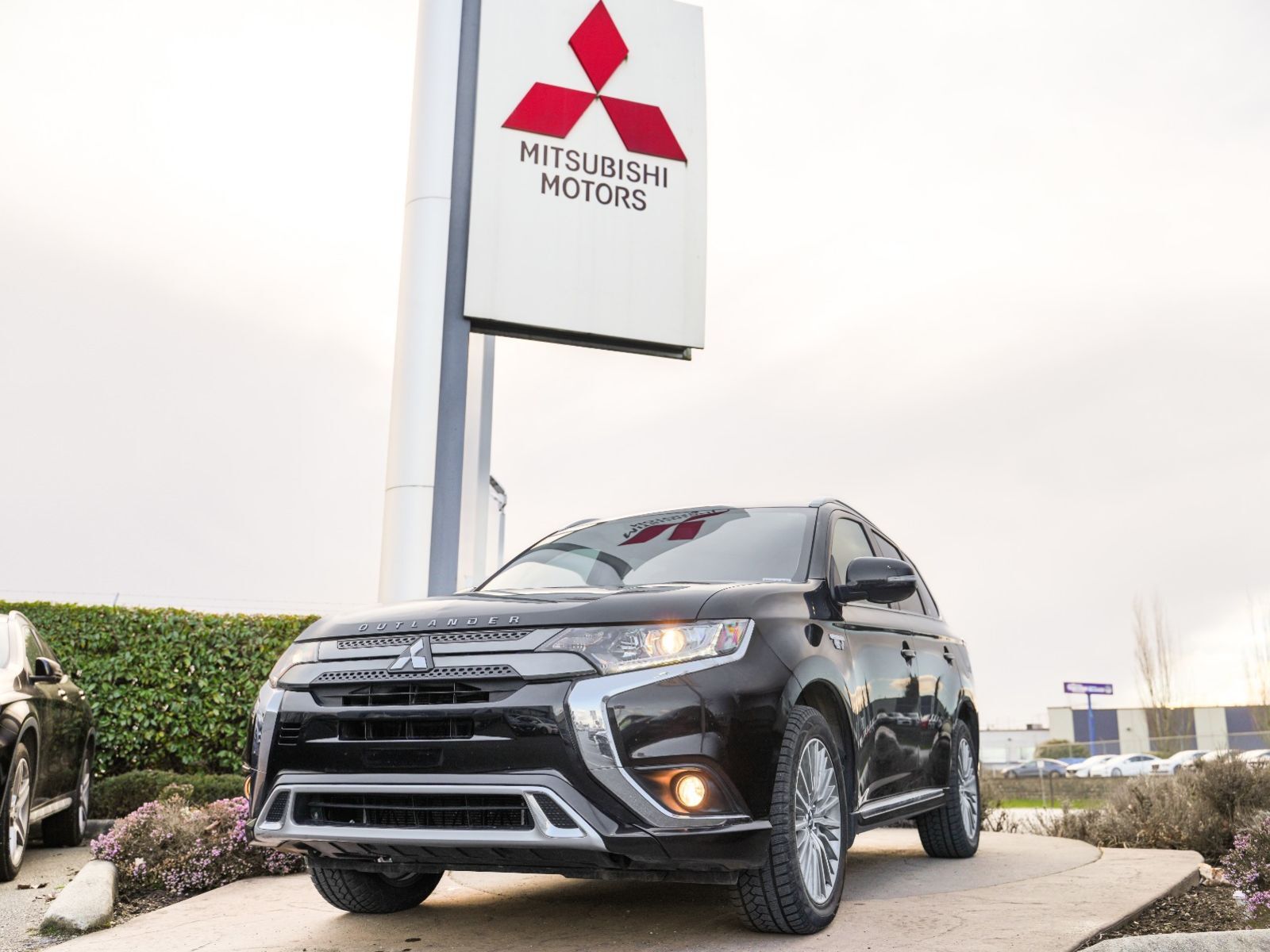 2020 Mitsubishi Outlander PHEV LE | S-AWC | SUNROOF | 1500W AC OUTLET |