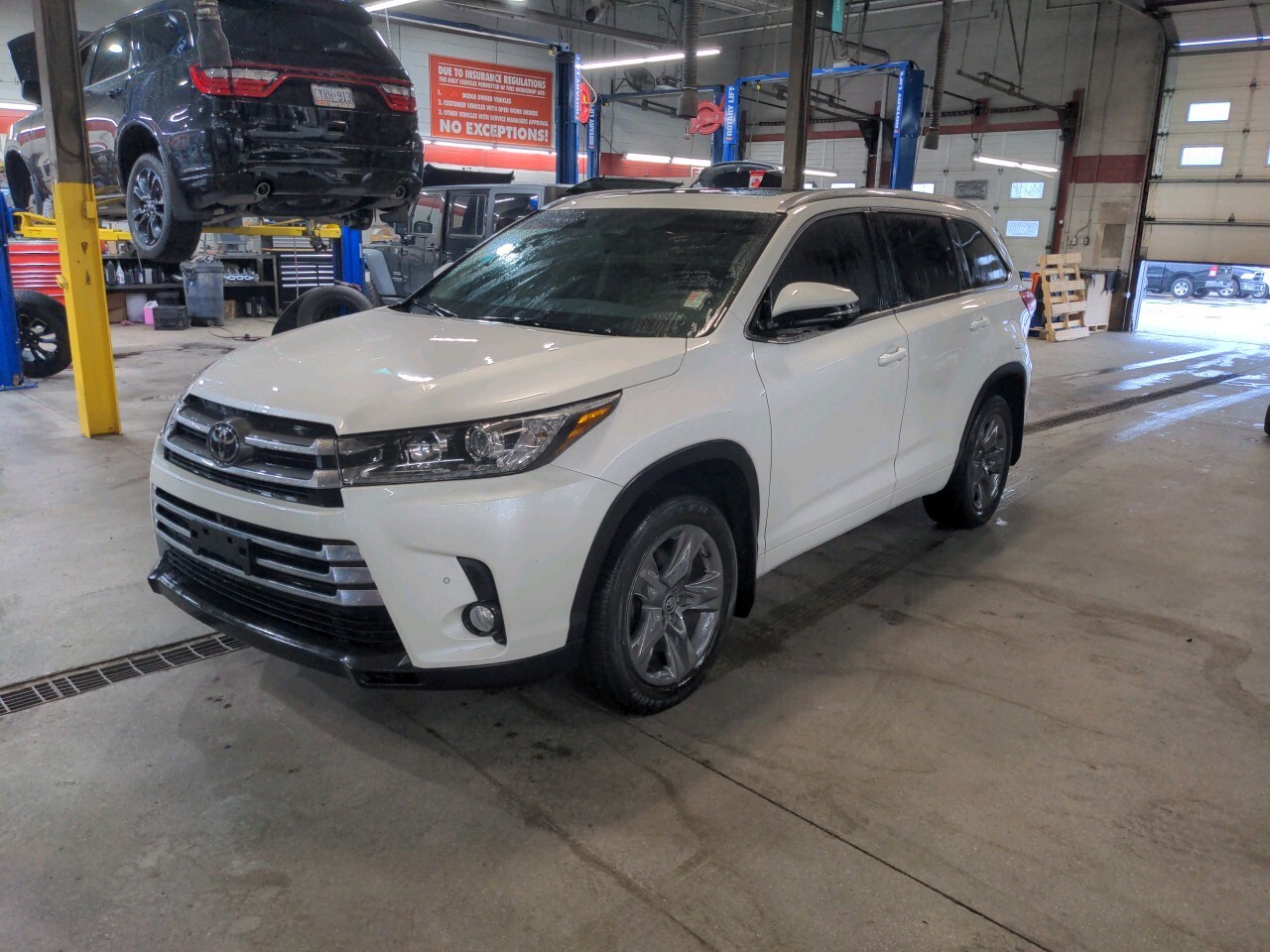 2018 Toyota Highlander Limited | Panoramic Moon Roof | Leather Seats |