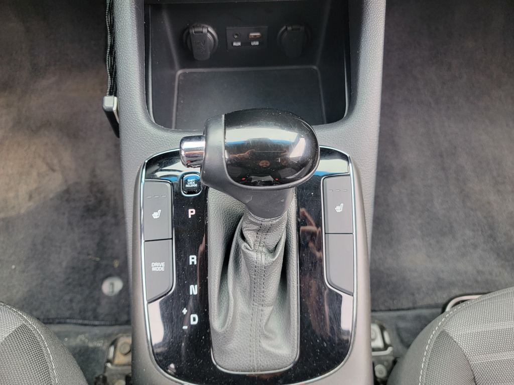 Kia Forte 2017 Air conditioner, Electric mirrors, Electric windows, Heated seats, Electric lock, Speed regulator, Bluetooth, , rear-view camera, Steering wheel radio controls