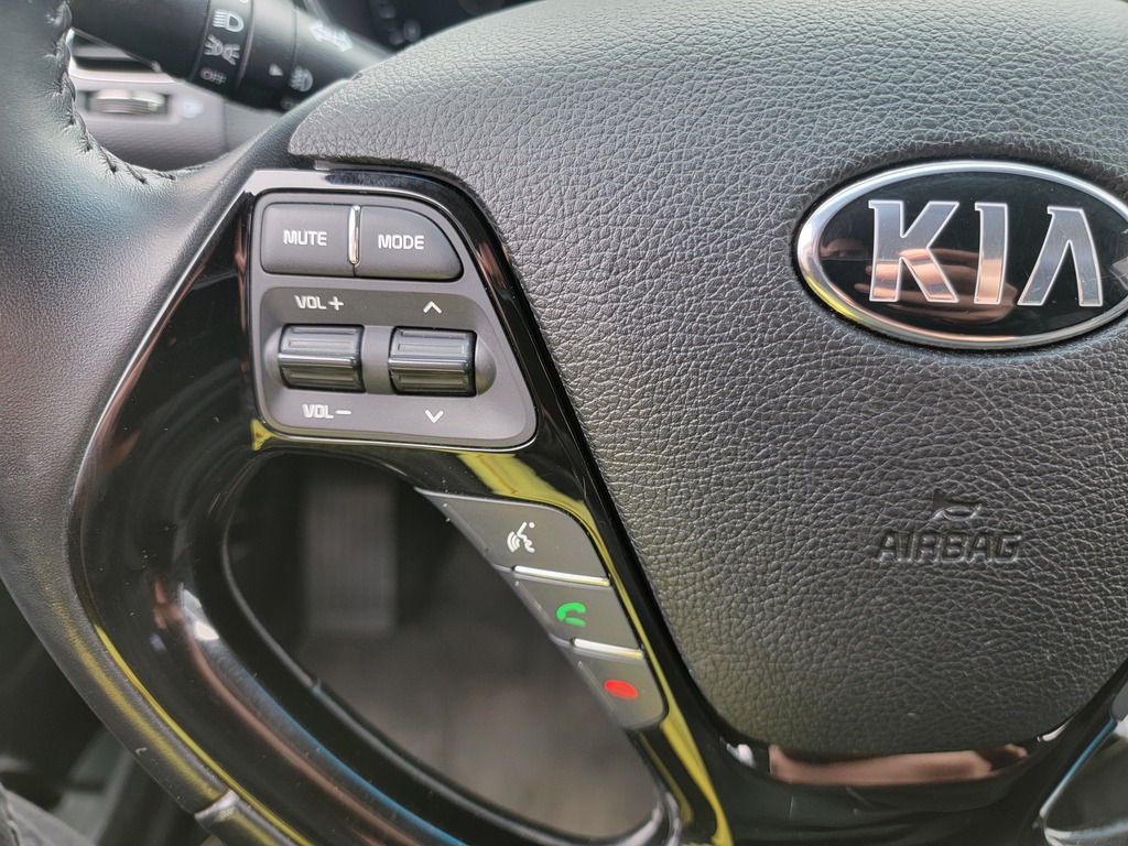 Kia Forte 2017 Climatisation, Mirroirs électriques, Vitres électriques, Sièges chauffants, Verrouillage électrique, Régulateur de vitesse, Bluetooth, Prise auxiliaire 12 volts, caméra-rétroviseur, Commandes de la radio au volant
