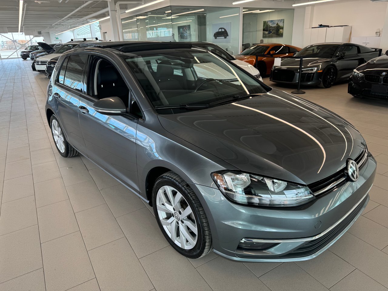 2021 Volkswagen Golf Highline auto - low milage - leather - sunroof / a