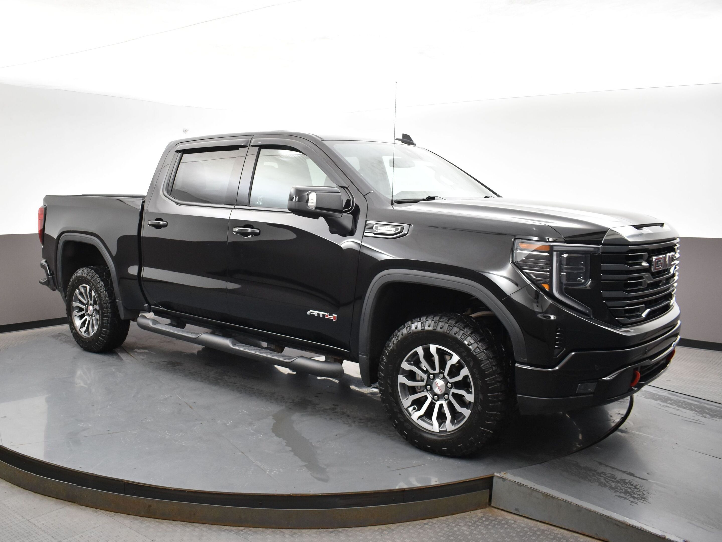 2023 GMC Sierra 1500 AT4 WITH HARD TRIFOLD TONNEAU AND NEW ALL TERRAIN 