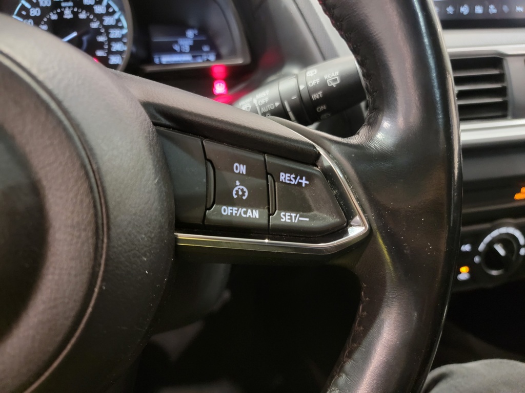 Mazda Mazda3 Sport 2018 Climatisation, Mirroirs électriques, Vitres électriques, Sièges chauffants, Verrouillage électrique, Toit ouvrant, Régulateur de vitesse, Bluetooth, Prise auxiliaire 12 volts, caméra-rétroviseur, Volant chauffant, Commandes de la radio au volant