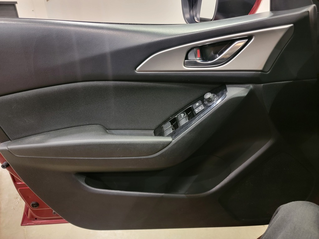 Mazda Mazda3 Sport 2018 Climatisation, Mirroirs électriques, Vitres électriques, Sièges chauffants, Verrouillage électrique, Toit ouvrant, Régulateur de vitesse, Bluetooth, Prise auxiliaire 12 volts, caméra-rétroviseur, Volant chauffant, Commandes de la radio au volant