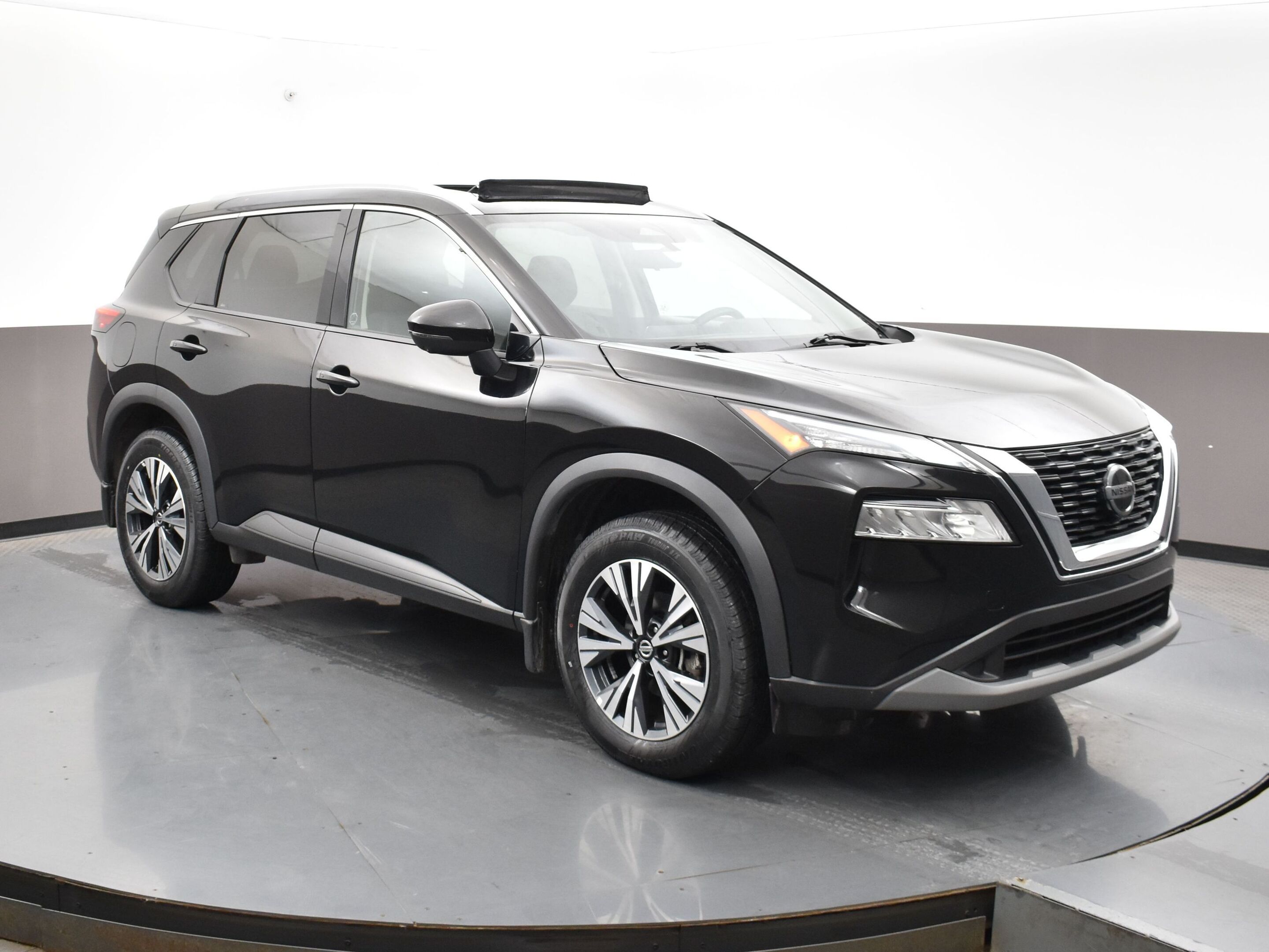 2021 Nissan Rogue Black SV AWD with Sunroof, heated seats, back up c