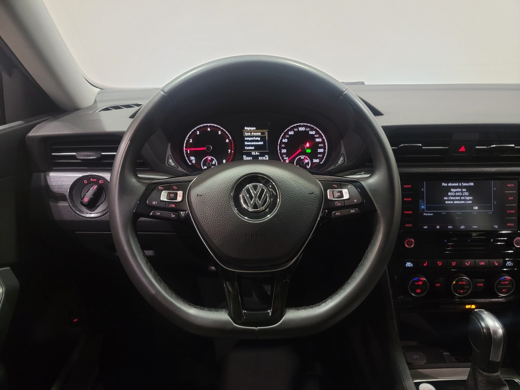 Volkswagen Passat 2021 Climatisation, Mirroirs électriques, Sièges électriques, Vitres électriques, Sièges chauffants, Intérieur cuir, Verrouillage électrique, Toit ouvrant, Régulateur de vitesse, Miroirs chauffants, Bluetooth, Prise auxiliaire 12 volts, caméra-rétroviseur, Commandes de la radio au volant