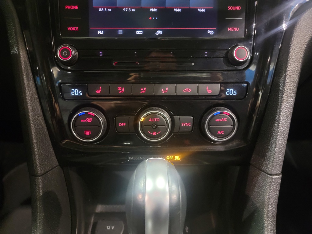 Volkswagen Passat 2021 Air conditioner, Electric mirrors, Power Seats, Electric windows, Heated seats, Leather interior, Electric lock, Sunroof, Speed regulator, Heated mirrors, Bluetooth, , rear-view camera, Steering wheel radio controls