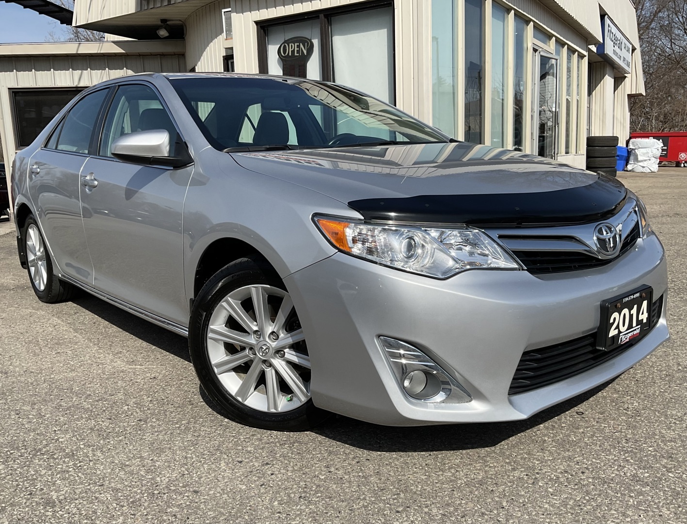 2014 Toyota Camry XLE - LEATHER! NAV! BACK-UP CAM! BSM! SUNROOF!