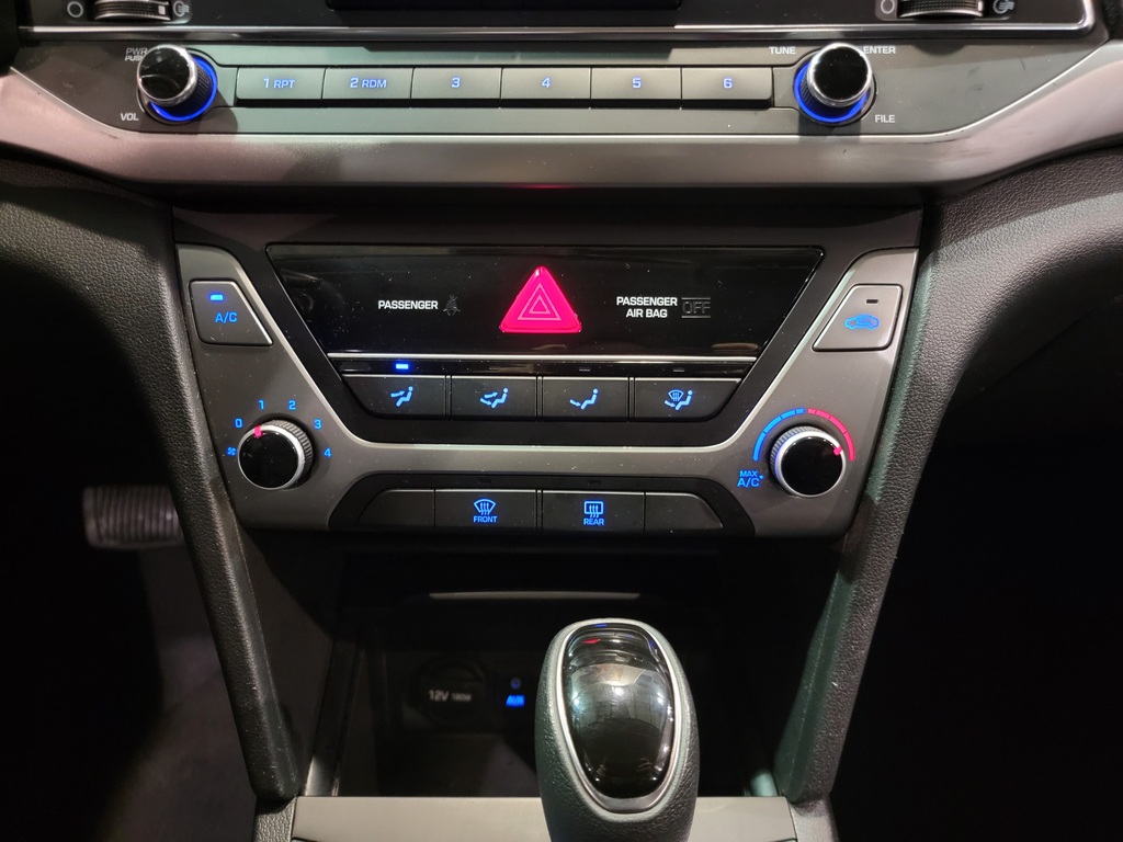 Hyundai Elantra 2017 Climatisation, Lecteur DC, Mirroirs électriques, Vitres électriques, Sièges chauffants, Verrouillage électrique, Bluetooth, Prise auxiliaire 12 volts, Commandes de la radio au volant