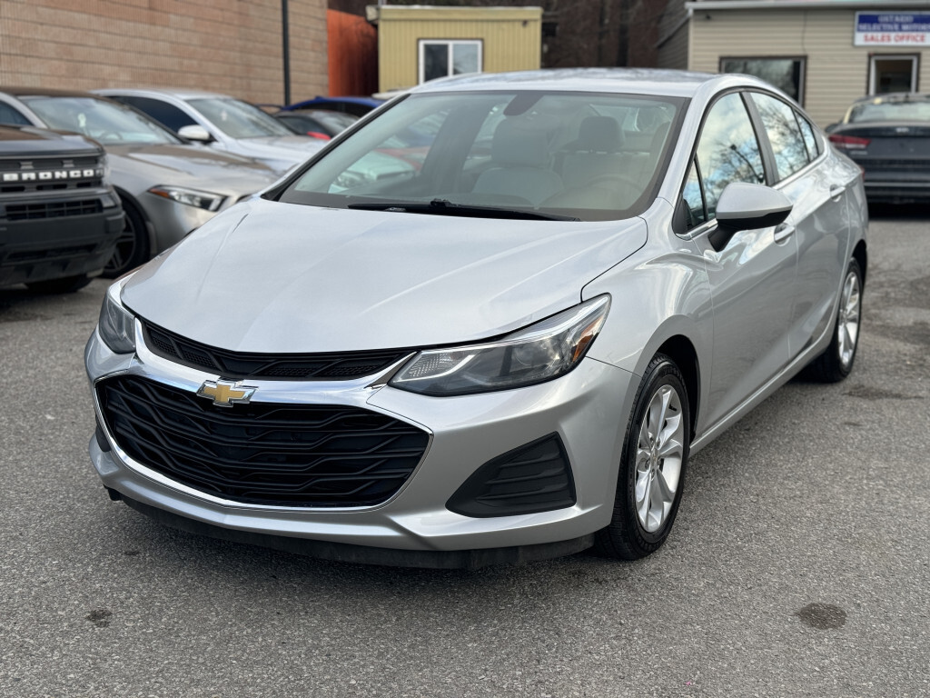 2019 Chevrolet Cruze 4dr Sdn LT / No Accidents Clean Carfax.