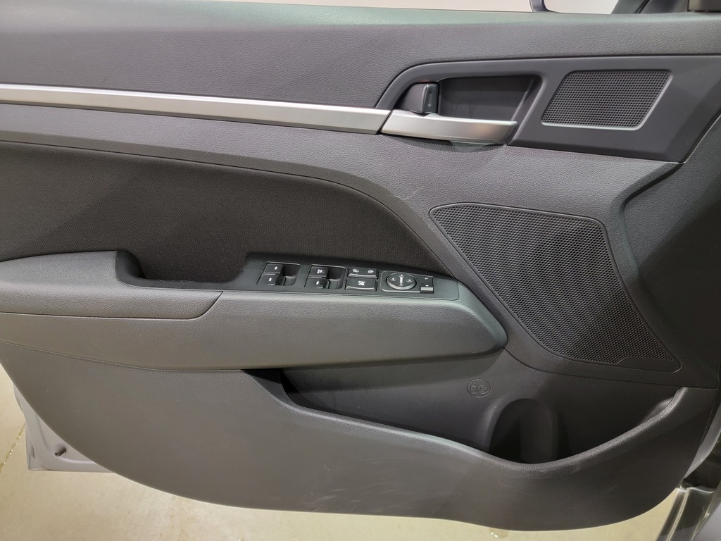 Hyundai Elantra 2020 Climatisation, Mirroirs électriques, Vitres électriques, Sièges chauffants, Verrouillage électrique, Régulateur de vitesse, Bluetooth, Prise auxiliaire 12 volts, caméra-rétroviseur, Volant chauffant, Commandes de la radio au volant