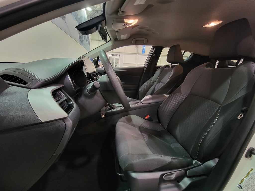 Toyota C-HR 2021 Climatisation, Mirroirs électriques, Vitres électriques, Régulateur de vitesse, Verrouillage électrique, Bluetooth, Prise auxiliaire 12 volts, caméra-rétroviseur, Commandes de la radio au volant