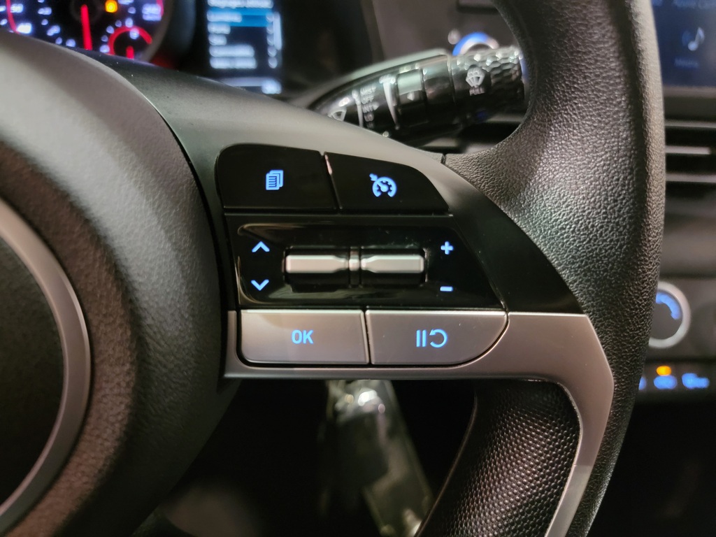 Hyundai Elantra 2021 Climatisation, Mirroirs électriques, Vitres électriques, Sièges chauffants, Verrouillage électrique, Régulateur de vitesse, Bluetooth, Prise auxiliaire 12 volts, caméra-rétroviseur, Commandes de la radio au volant