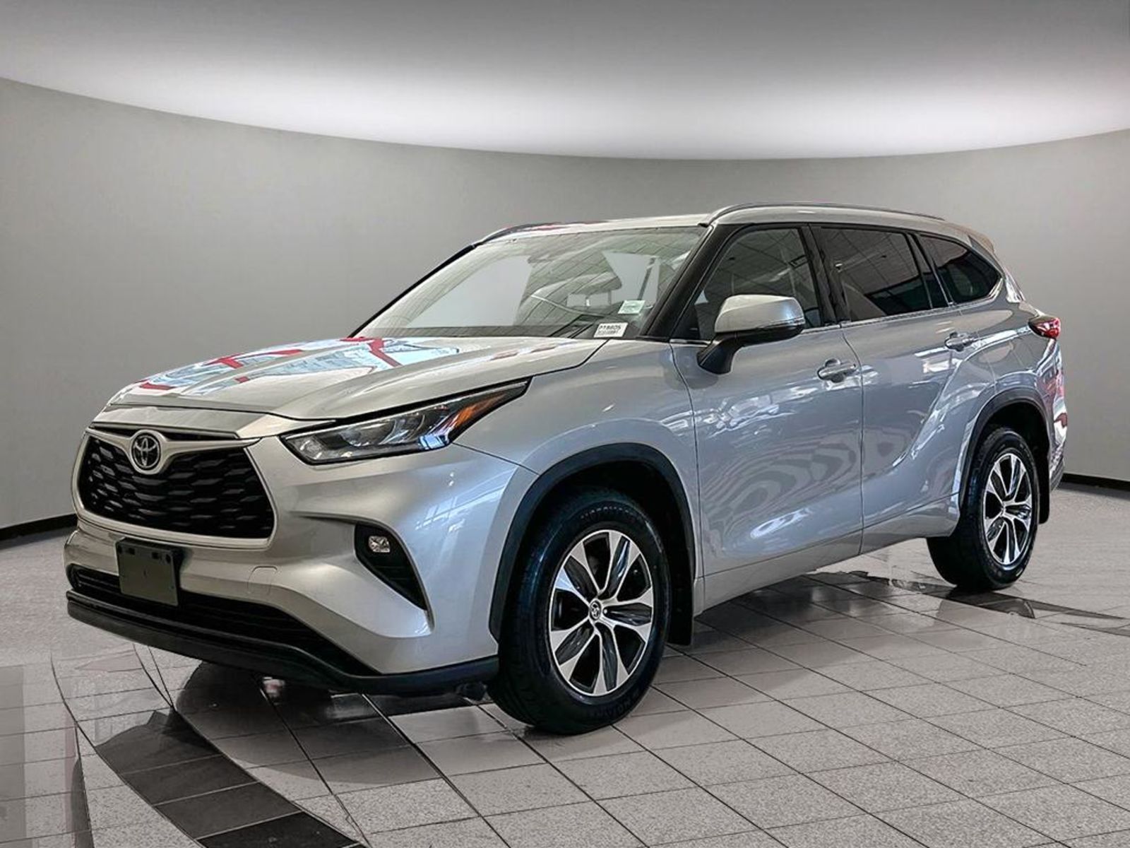 2022 Toyota Highlander XLE - No Accidents / Local / NO FEES!!