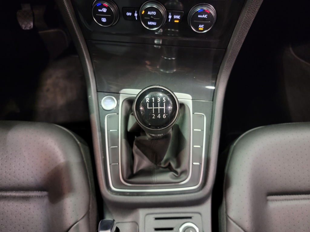 Volkswagen Golf 2021 Climatisation, Système de navigation, Mirroirs électriques, Vitres électriques, Sièges chauffants, Intérieur cuir, Verrouillage électrique, Toit ouvrant, Régulateur de vitesse, Miroirs chauffants, Bluetooth, Prise auxiliaire 12 volts, caméra-rétroviseur, Commandes de la radio au volant