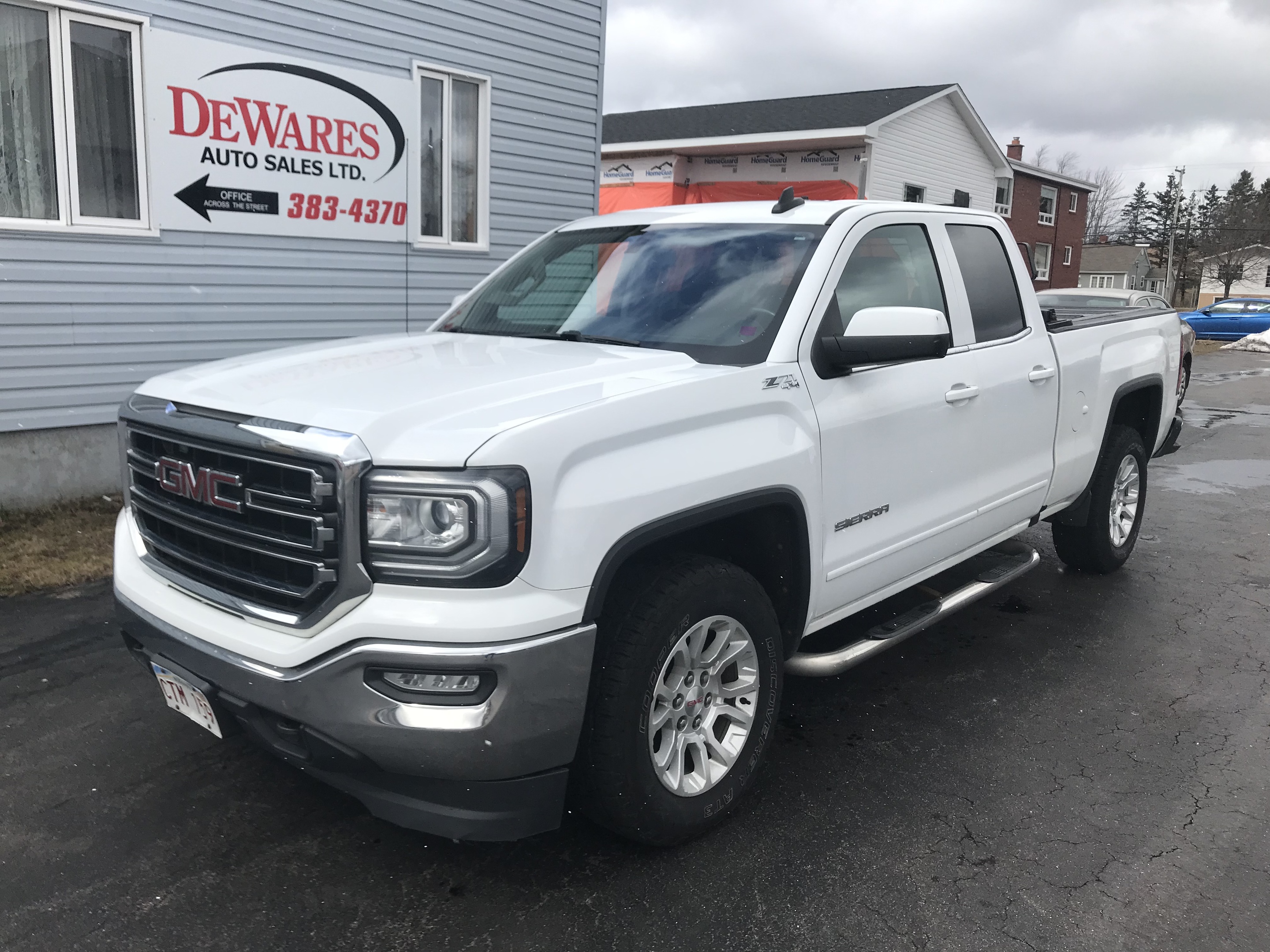 2017 GMC Sierra 1500 - 4WD Double Cab 143.5  SLE - ONE OWNER !!!
