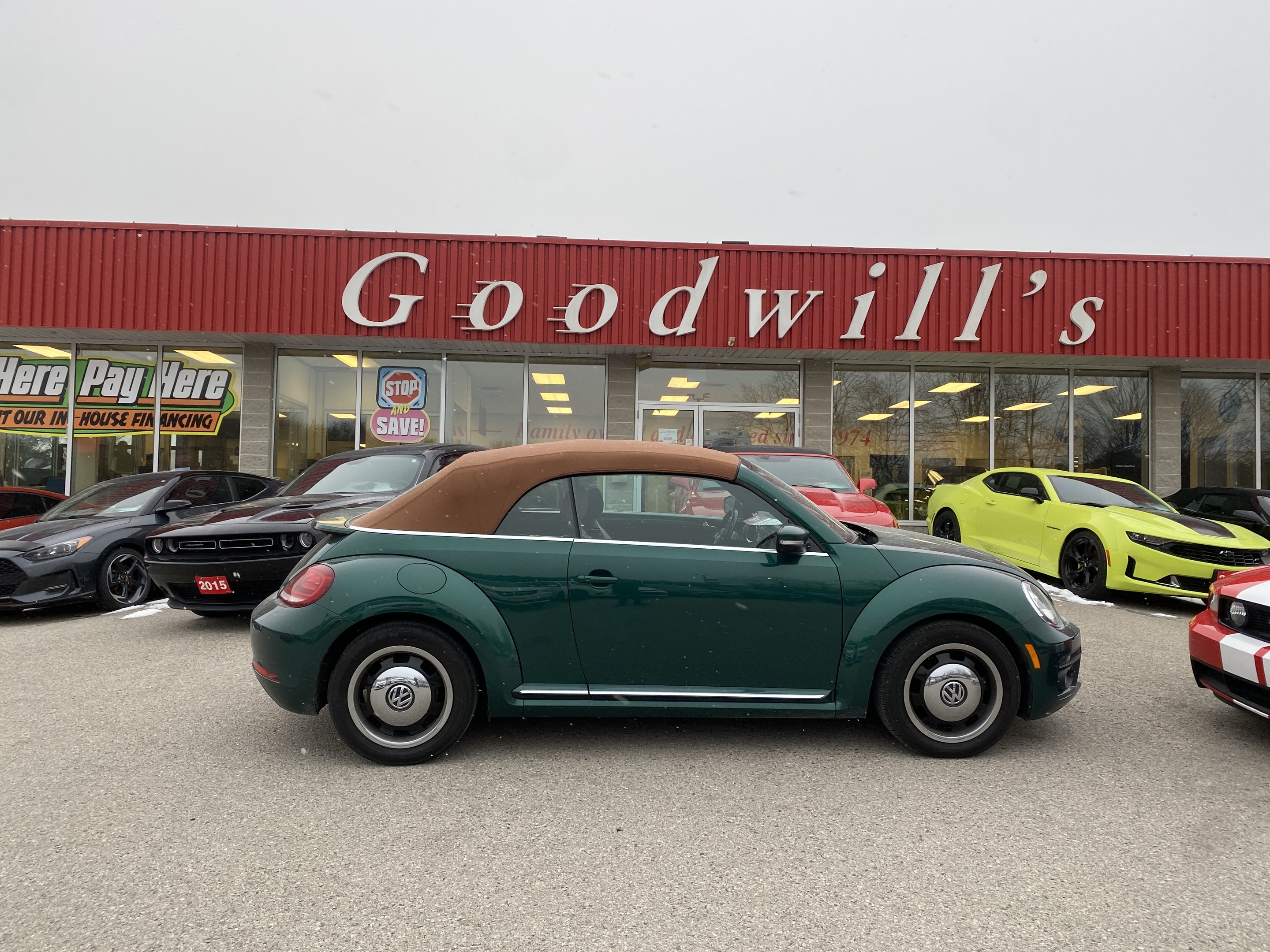 2017 Volkswagen Beetle Convertible CLASSIC, CLEAN CARFAX, BACKUP CAM!