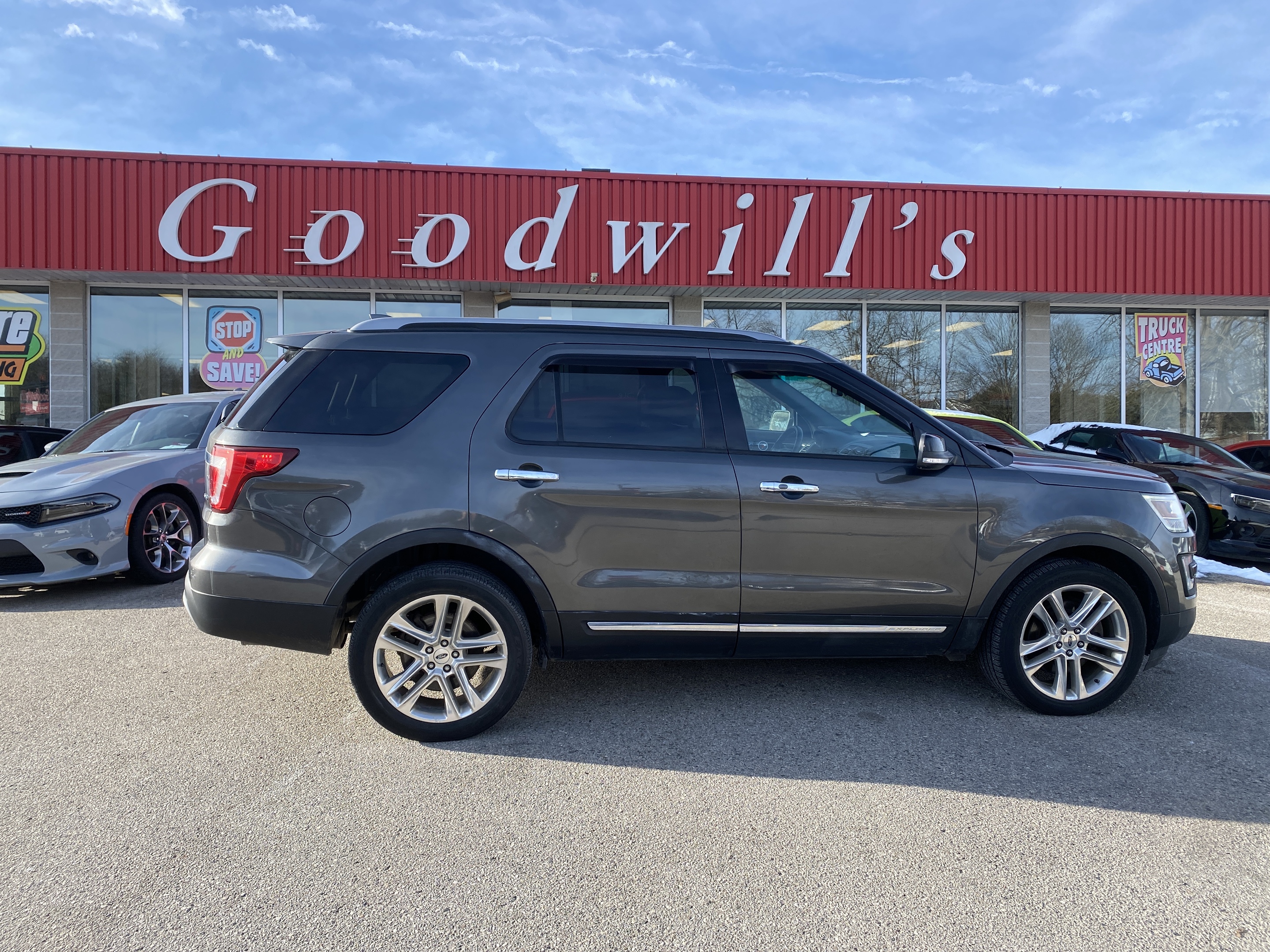 2017 Ford Explorer XLT, 7 PASS, CLEAN CARFAX, REAR AIR CONDITIONING!