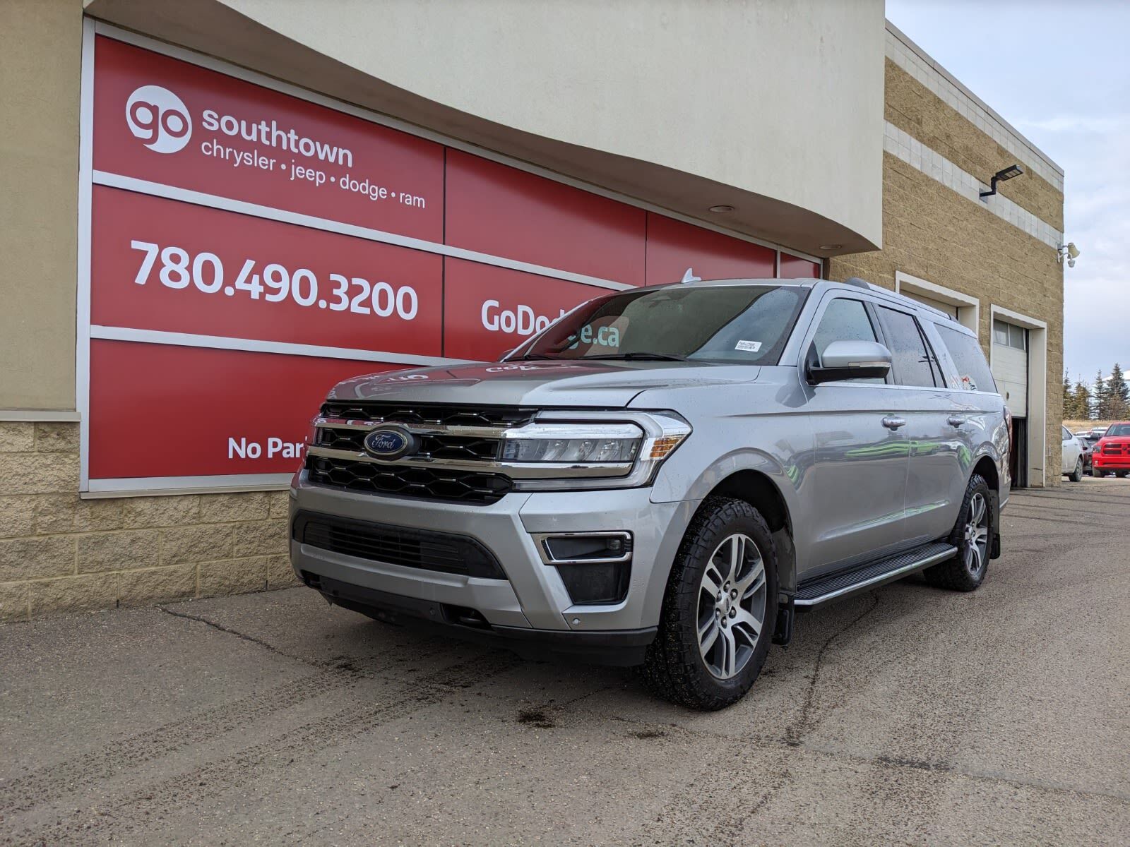 2022 Ford Expedition  LIMITED MAX IN ICONIC SILVER EQUIPPED WITH A 3.5L