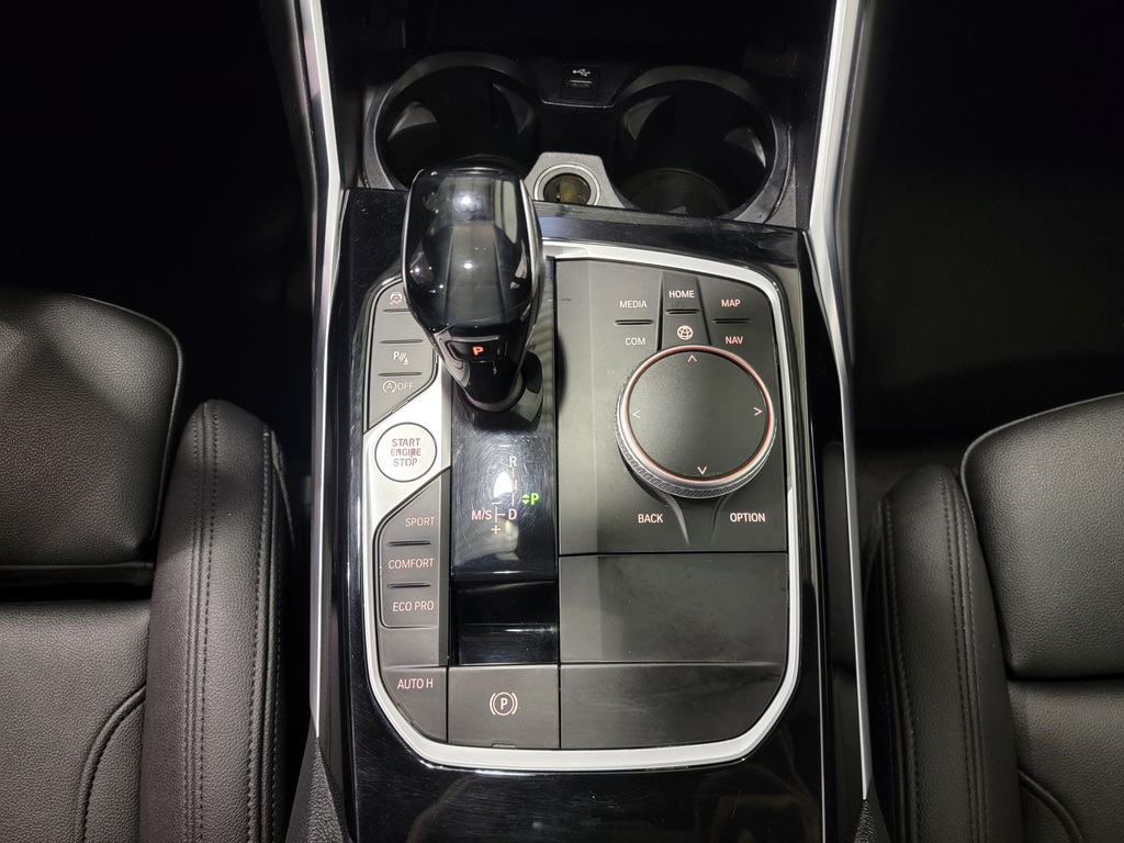 BMW 3 Series 2021 Climatisation, Système de navigation, Mirroirs électriques, Sièges électriques, Vitres électriques, Sièges chauffants, Intérieur cuir, Verrouillage électrique, Toit ouvrant assisté, Régulateur de vitesse, Bluetooth, Prise auxiliaire 12 volts, caméra-rétroviseur, Siège à réglage électrique, Commandes de la radio au volant