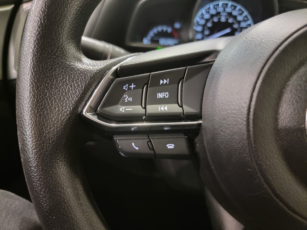 Mazda Mazda3 2017 Climatisation, Système de navigation, Mirroirs électriques, Vitres électriques, Verrouillage électrique, Régulateur de vitesse, Bluetooth, Prise auxiliaire 12 volts, caméra-rétroviseur, Commandes de la radio au volant