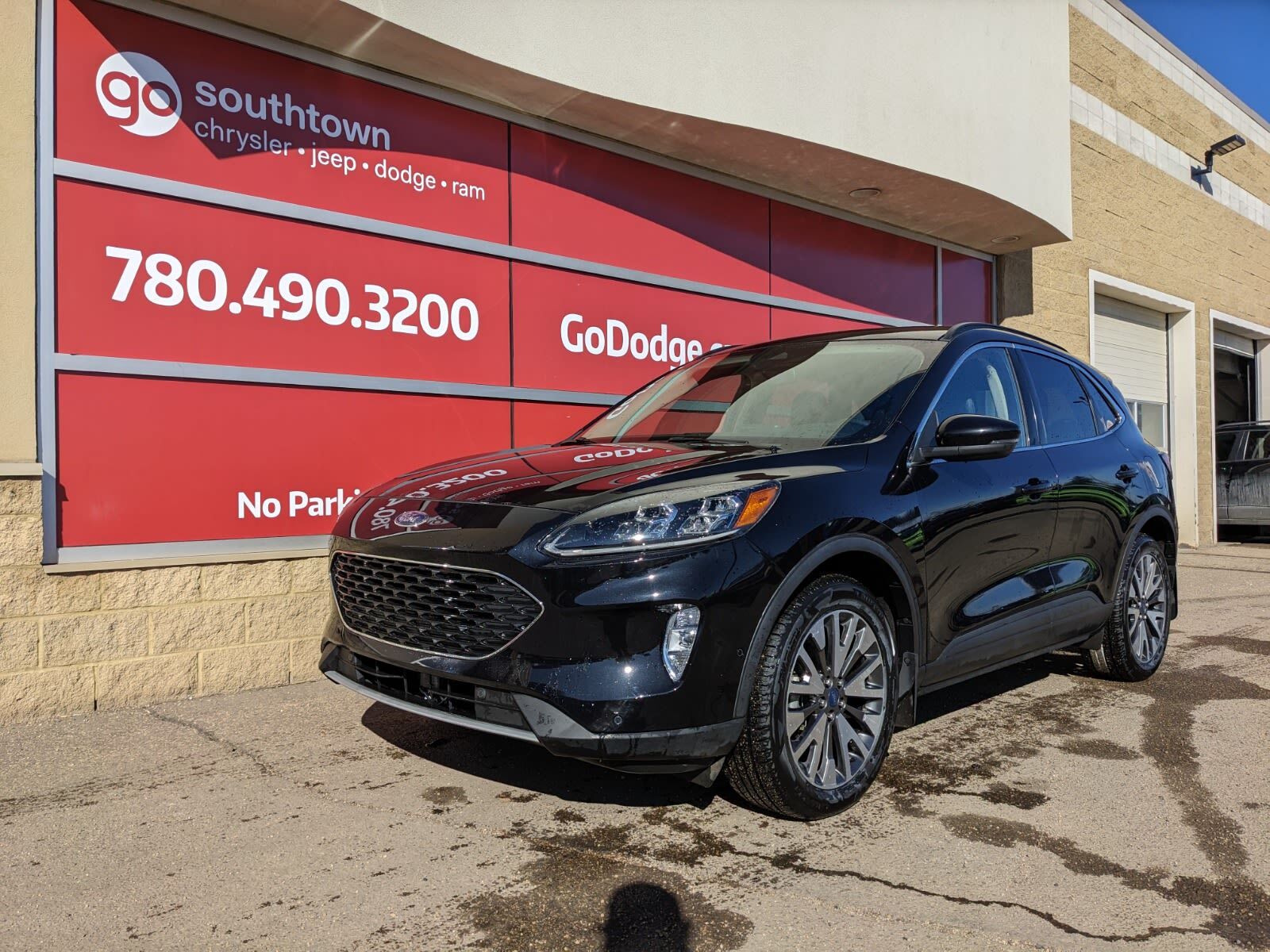 2020 Ford Escape TITANIUM HYBRID IN BLACK METALLIC EQUIPPED WITH A 