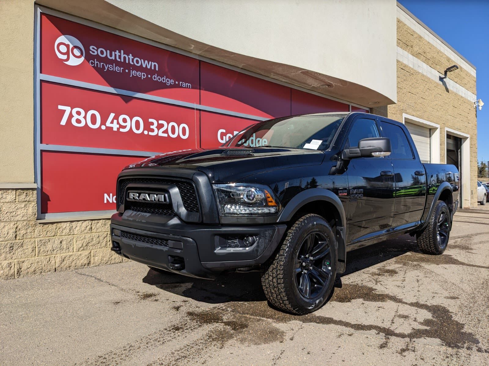 2022 Ram 1500 Classic CLASSIC WARLOCK IN DIAMOND BLACK EQUIPPED WITH A 5
