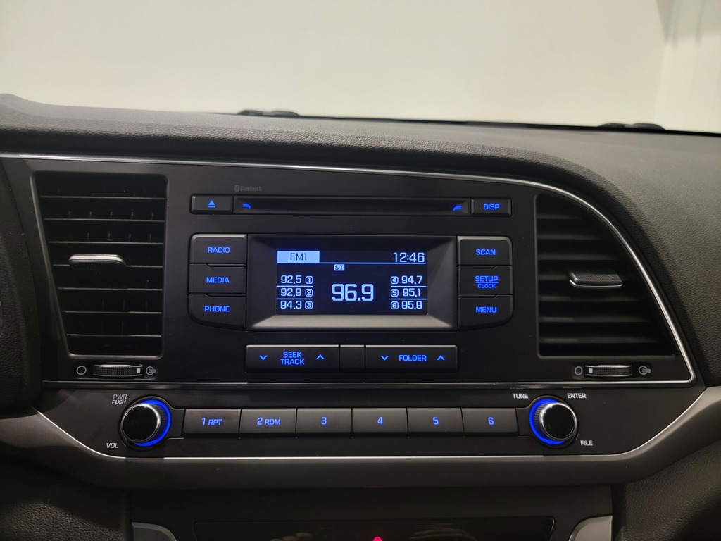 Hyundai Elantra 2017 Climatisation, Lecteur DC, Mirroirs électriques, Vitres électriques, Sièges chauffants, Verrouillage électrique, Bluetooth, Prise auxiliaire 12 volts, Commandes de la radio au volant