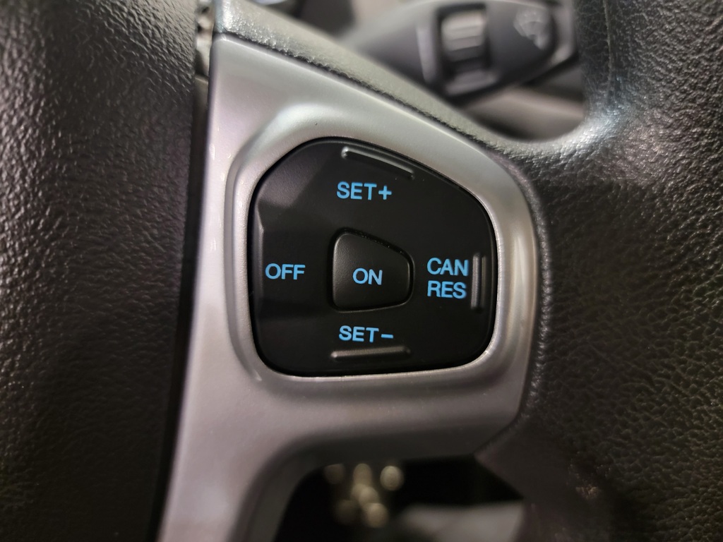 Ford Fiesta 2019 Climatisation, Lecteur DC, Mirroirs électriques, Vitres électriques, Sièges chauffants, Verrouillage électrique, Régulateur de vitesse, Miroirs chauffants, Bluetooth, Prise auxiliaire 12 volts, caméra-rétroviseur, Commandes de la radio au volant