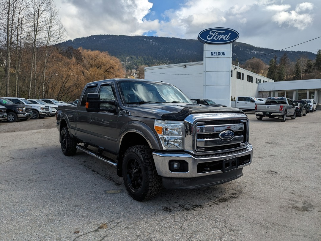 2011 Ford F-250 Lariat - Includes installed 5th wheel hitch and re
