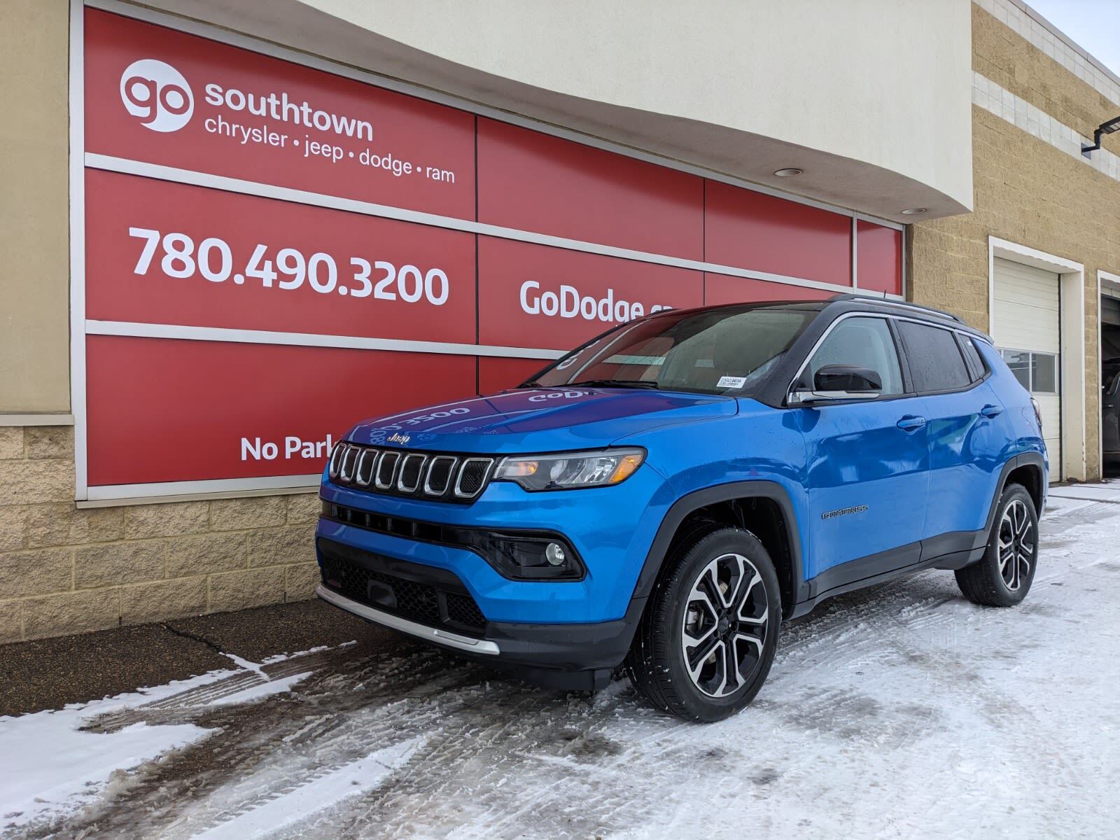 2022 Jeep Compass LIMITED IN LASER BLUE PEARL EQUIPPED WITH A 2.4L M
