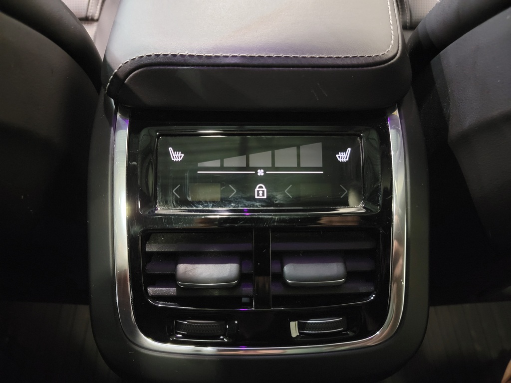 Volvo XC60 2020 Climatisation, Système de navigation, Mirroirs électriques, Sièges électriques, Vitres électriques, Régulateur de vitesse, Sièges chauffants, Intérieur cuir, Verrouillage électrique, Bluetooth, Hayon à ouverture mécanique, Toit ouvrant à vision panoramique, Sièges ventilés, Prise auxiliaire 12 volts, caméra-rétroviseur, Siège à réglage électrique, Volant chauffant, Commandes de la radio au volant