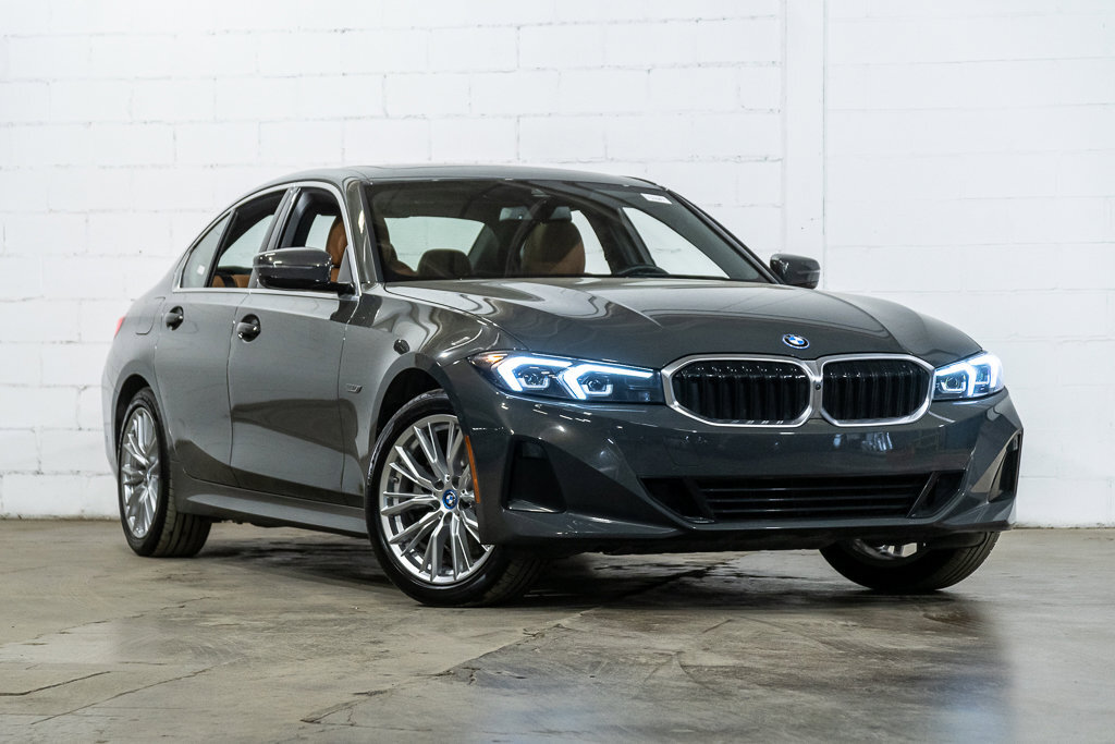 2023 BMW 3 Series 330e xDrive Hybride | Premium amélioré | Cuir | Si