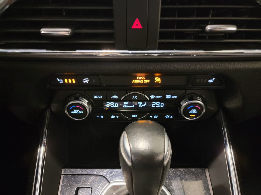 Mazda CX-9 2018 Climatisation, Système de navigation, Mirroirs électriques, Sièges électriques, Vitres électriques, Toit ouvrant assisté, Régulateur de vitesse, Sièges chauffants, Intérieur cuir, Verrouillage électrique, Bluetooth, Hayon à ouverture mécanique, Prise auxiliaire 12 volts, caméra-rétroviseur, Siège à réglage électrique, Volant chauffant, Commandes de la radio au volant