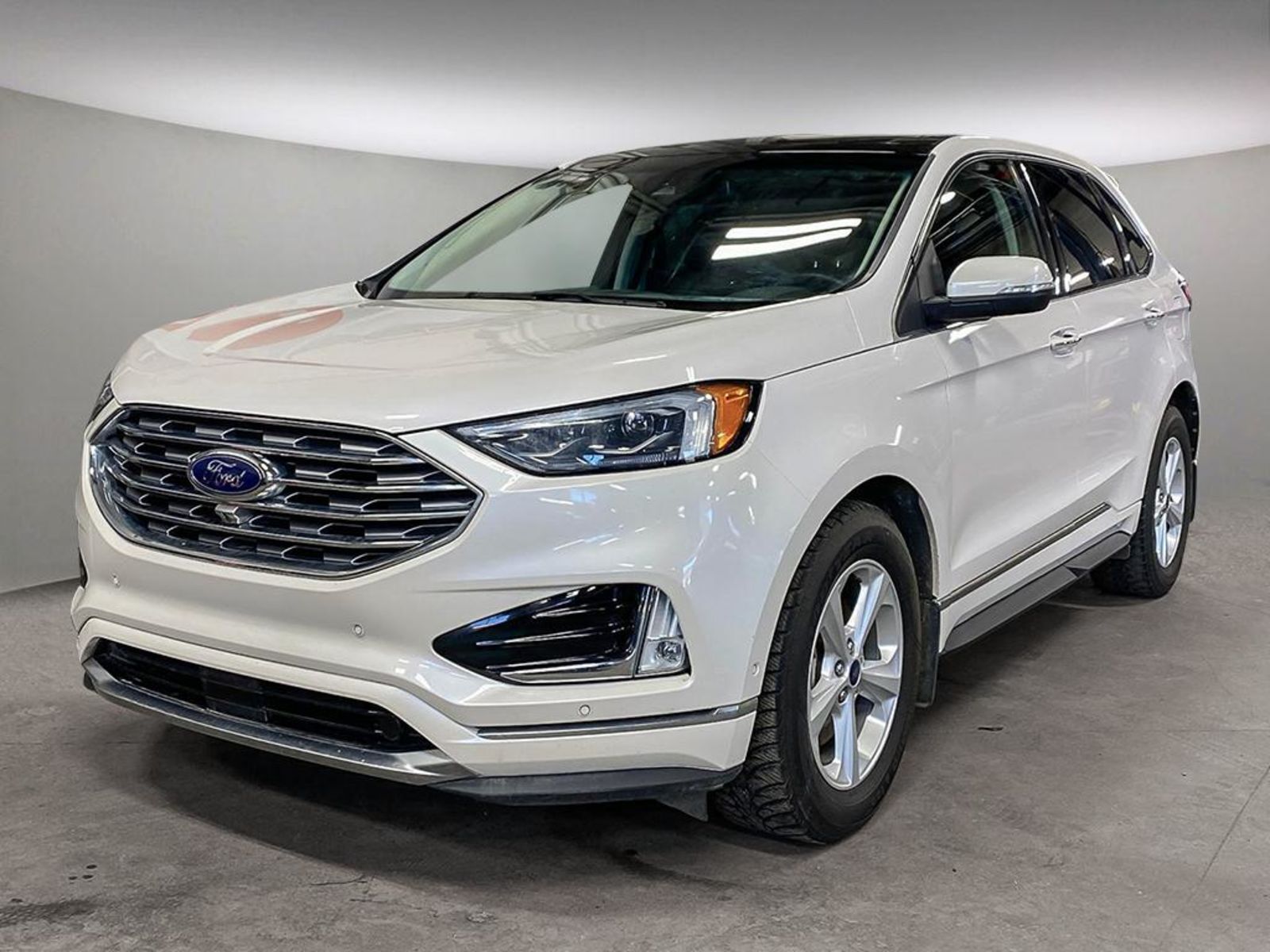 2019 Ford Edge Titanium w/ Heated Seats, Navigation, Adaptive Cru