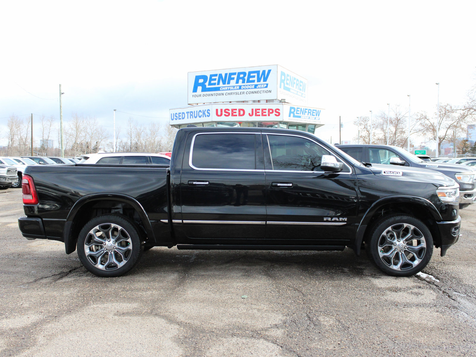 2022 Ram 1500 Limited Crew Cab 4x4, LOW KMS! FULLY LOADED!