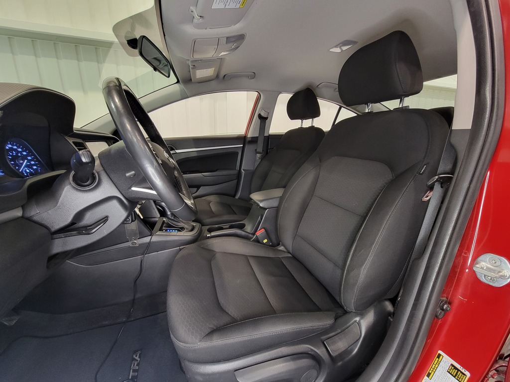 Hyundai Elantra 2020 Climatisation, Mirroirs électriques, Vitres électriques, Sièges chauffants, Verrouillage électrique, Régulateur de vitesse, Bluetooth, Prise auxiliaire 12 volts, caméra-rétroviseur, Volant chauffant, Commandes de la radio au volant