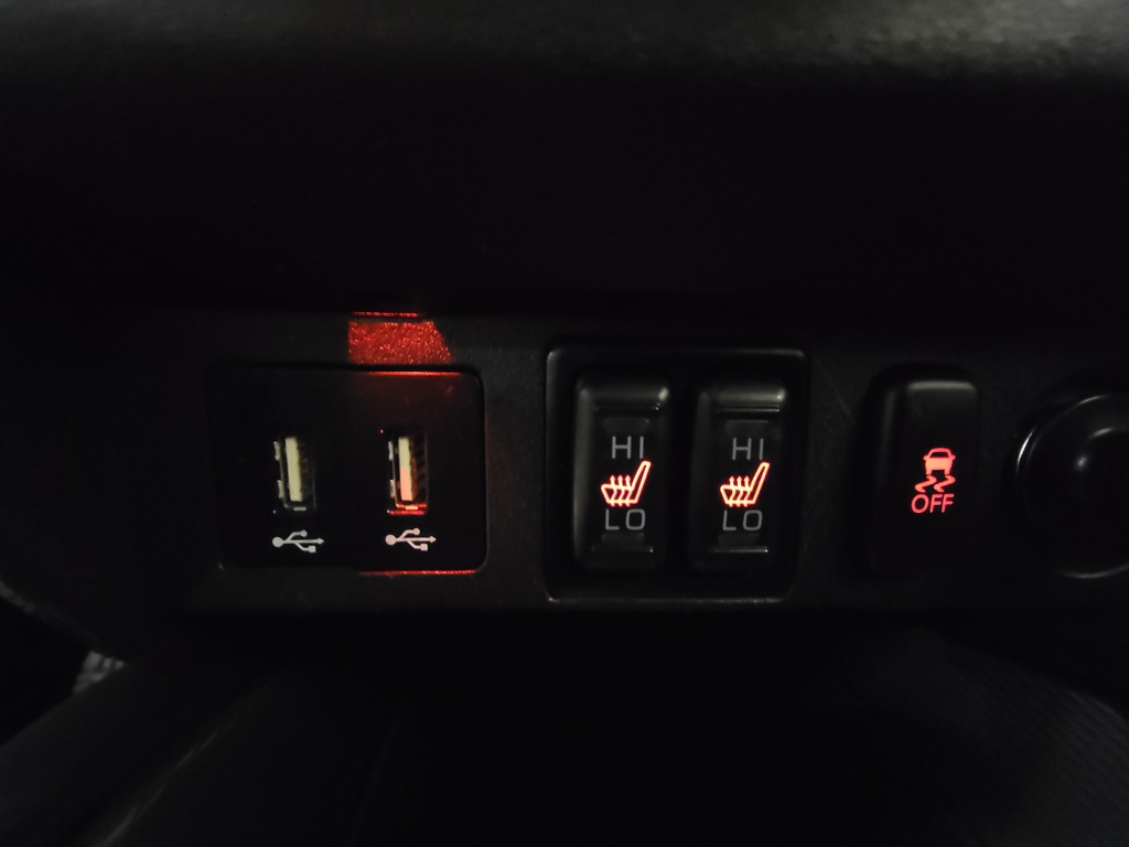 Mitsubishi RVR 2022 Climatisation, Mirroirs électriques, Vitres électriques, Régulateur de vitesse, Sièges chauffants, Verrouillage électrique, Bluetooth, Prise auxiliaire 12 volts, caméra-rétroviseur, Commandes de la radio au volant