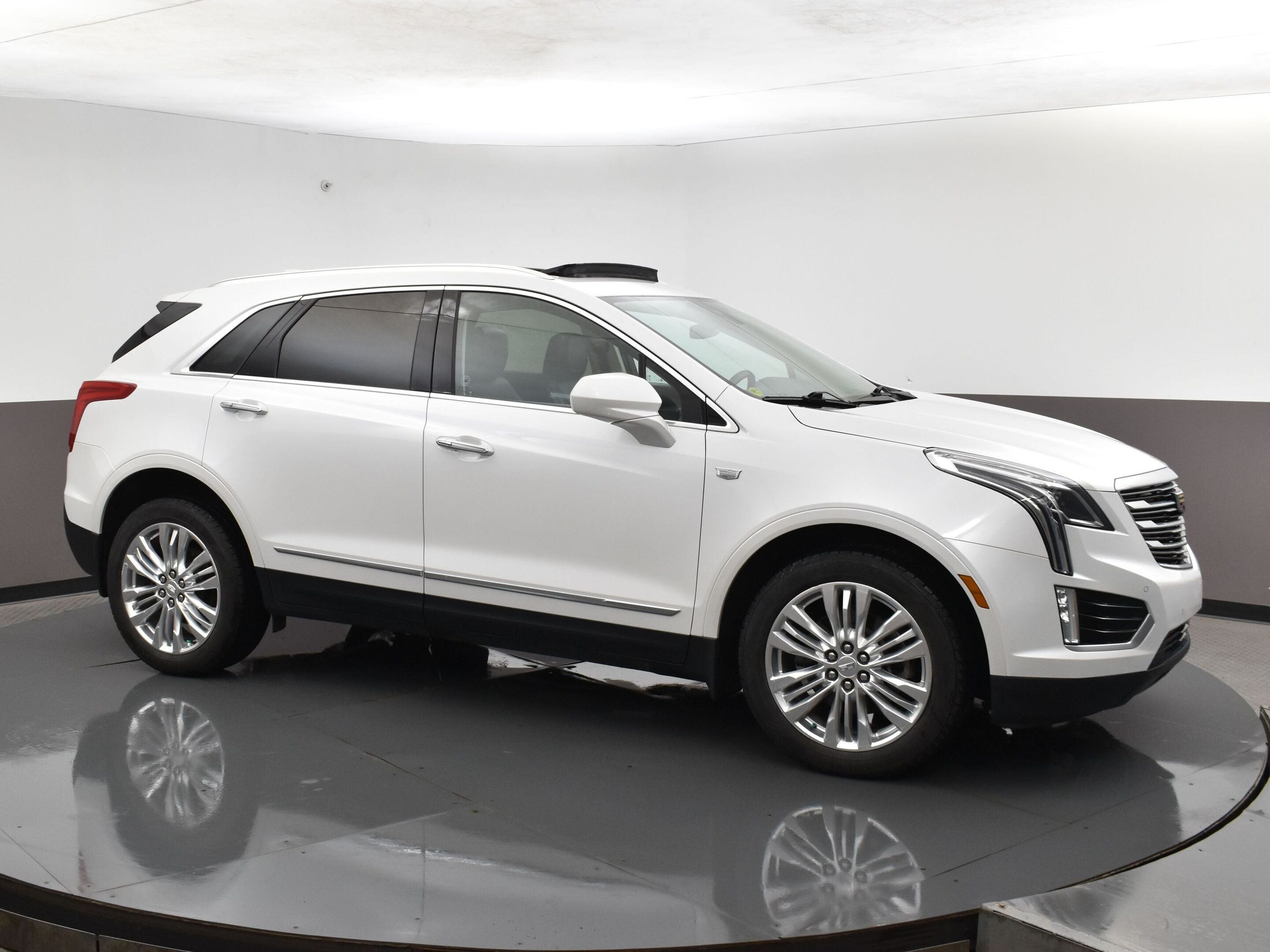 2017 Cadillac XT5 LUXURY AWD w/ Heated front seats, dual zone climat