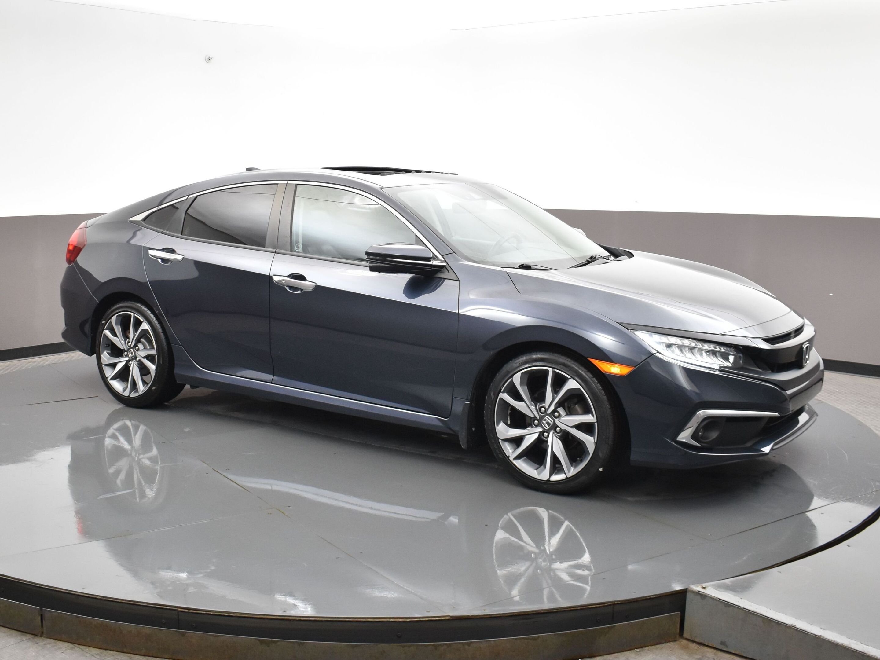 2019 Honda Civic TOURING with Alloy Wheels, Leather Interior, Apple