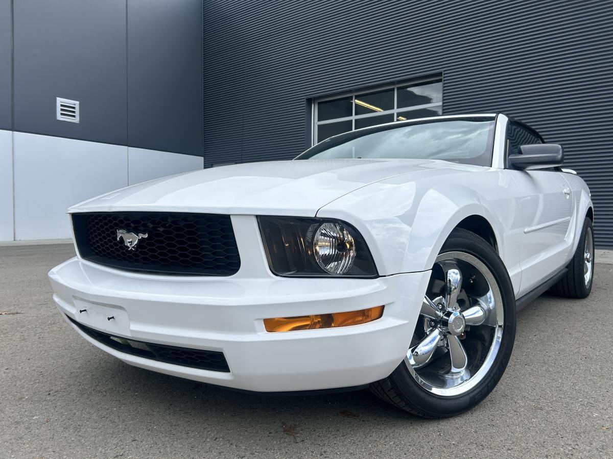 2006 Ford Mustang Convertible, 6 cylinder, automatic, excellent cond