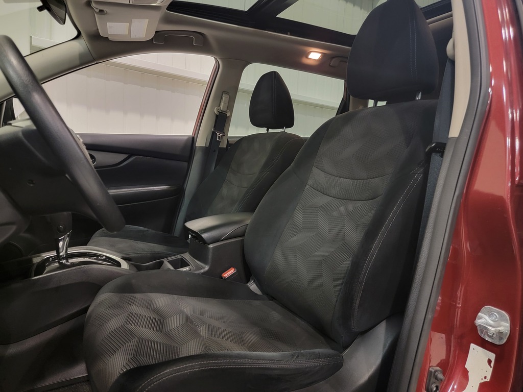 Nissan Rogue 2016 Air conditioner, Aluminum rims, Power Seats, Speed regulator, Electric lock, Bluetooth, rear-view camera, All-wheel drive