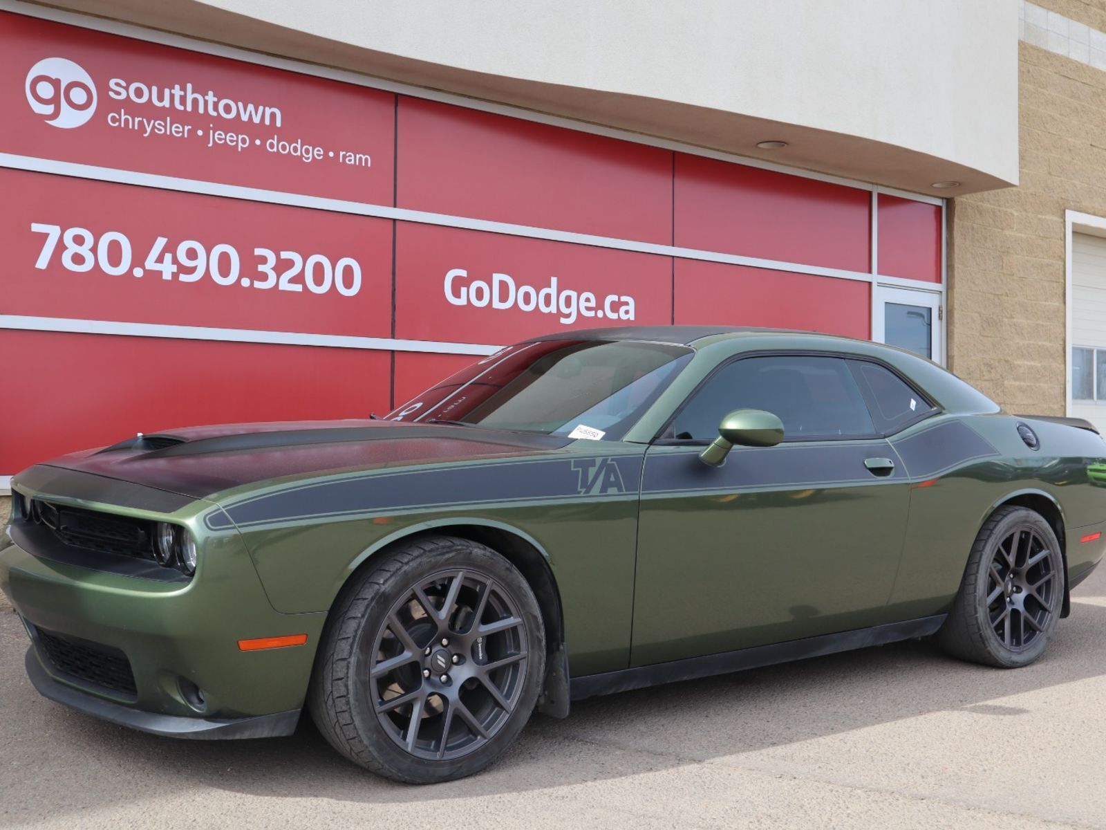 2018 Dodge Challenger R/T T/A IN F8 GREEN METALLIC EQUIPPED WITH A 5.7L 