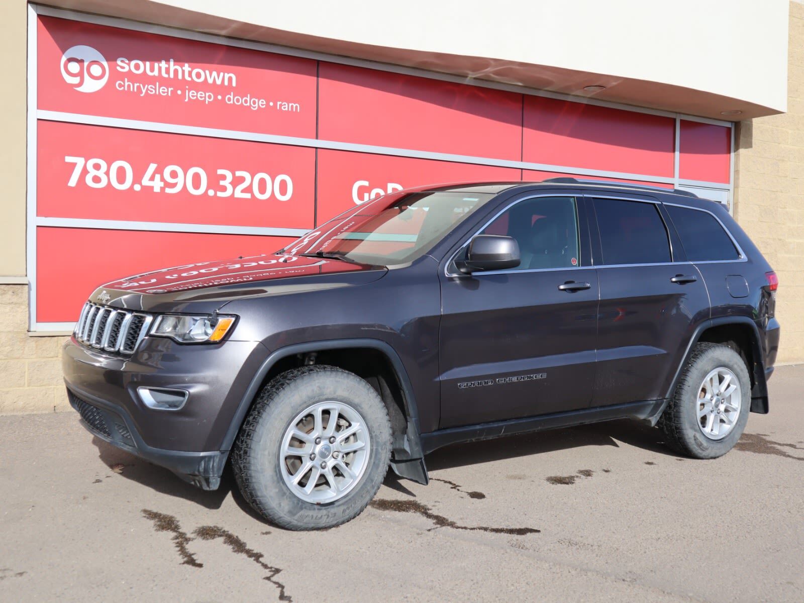 2020 Jeep Grand Cherokee  LAREDO IN GRANITE CRYSTAL METALLIC EQUIPPED WITH 