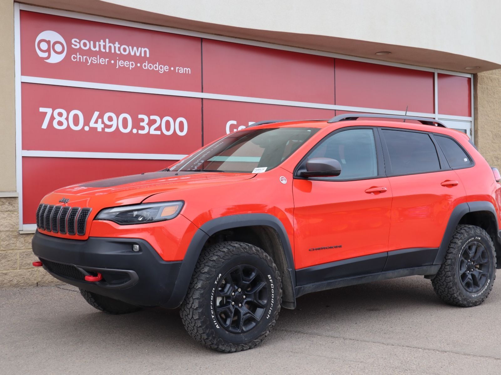 2021 Jeep Cherokee TRAILHAWK ELITE IN SPITFIRE ORANGE EQUIPPED WITH A
