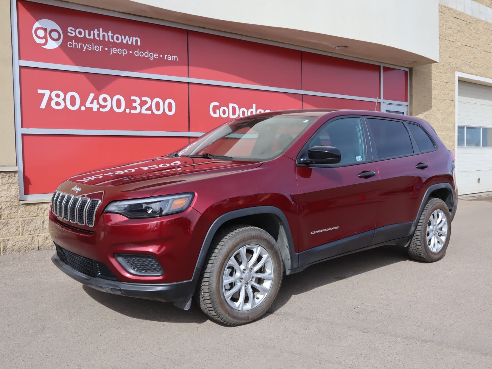 2022 Jeep Cherokee SPORT IN VELVET RED PEARL EQUIPPED WITH A 2.4L MUL